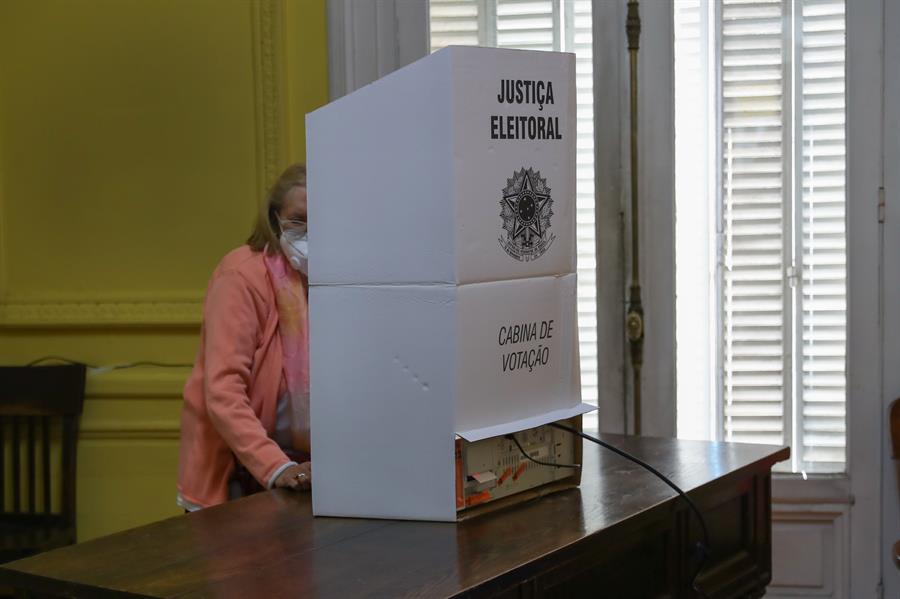 Cierran Los Colegios Electorales En Brasil