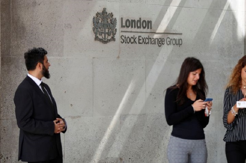 The London Stock Exchange falls dragged by oil and mining companies