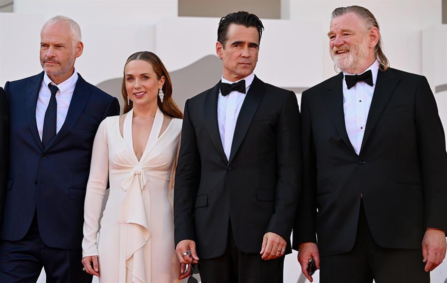 Colin Farrell y Brendan Gleeson conquistan Venecia con el Film "The Banshees of Inisherin", en su llegada a la alfombra con Kerry Condon y su director Martin MacDonagh-elsiglo.com.ve