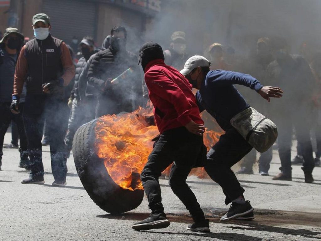 Cocaleros bolivianos se tomaron de manera violenta e incendiaron las instalaciones del llamado "mercado paralelo" 