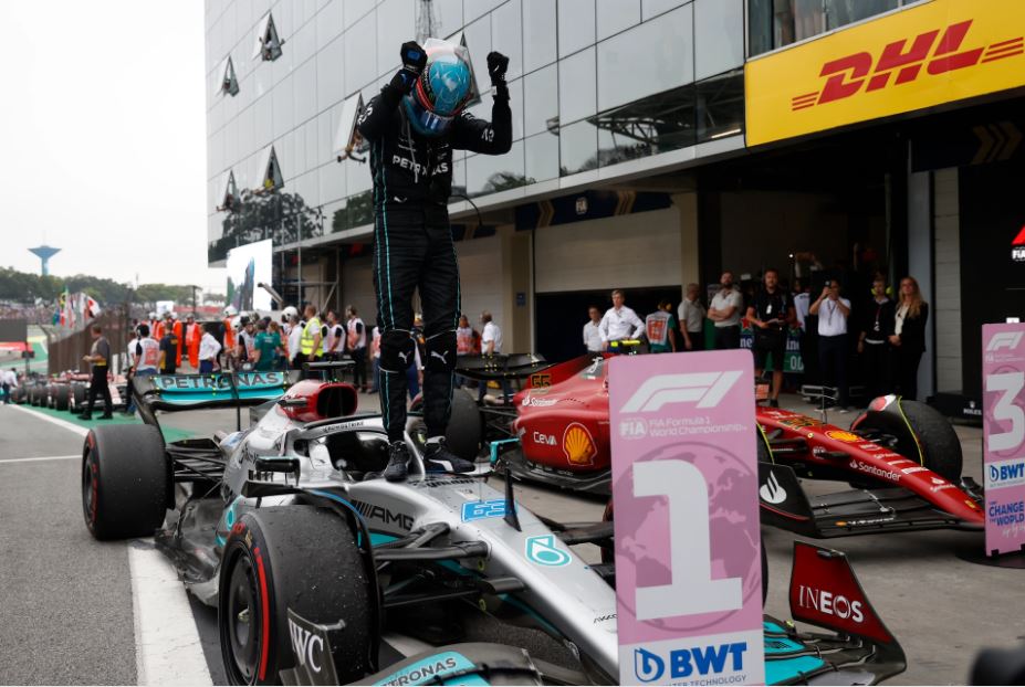 El británico George Russell (Mercedes) celebró este domingo su primera victoria en Fórmula Uno al ganar el Gran Premio de Sao Paulo, después de una carrera "muy difícil" que definió como una "montaña rusa de emociones".