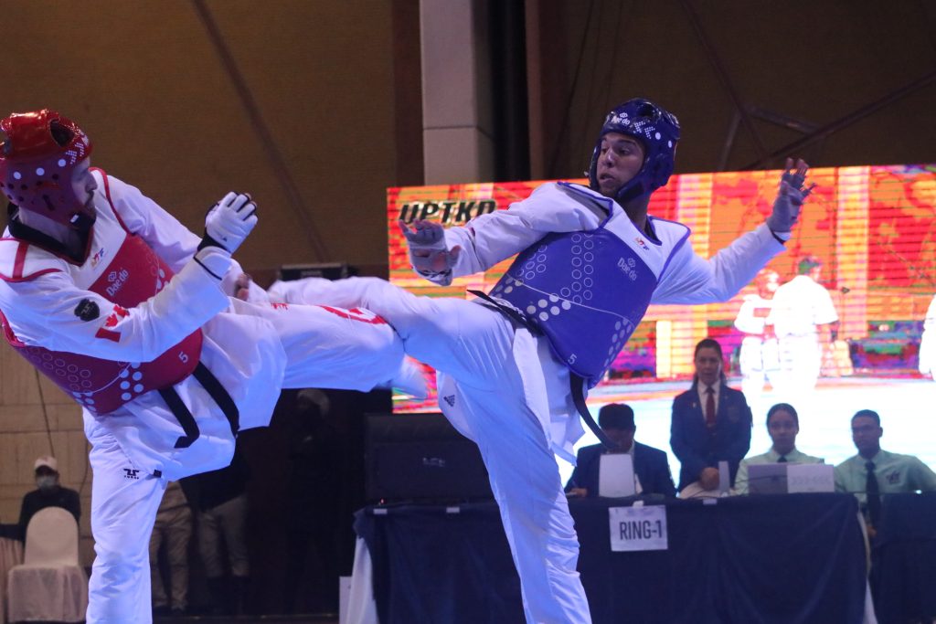 Luis Álvarez enfrenta al iraní Sajjad Mardani en el Mundial de Taekwondo que se celebra en  Guadalajara, México.
