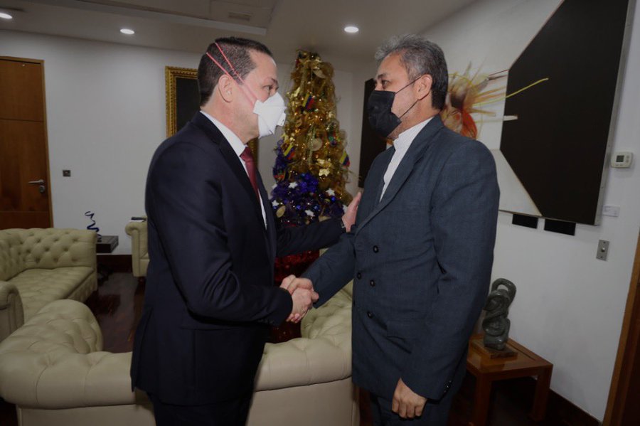 El canciller de Venezuela, Carlos Faría, sostuvo un encuentro con el embajador de Irán en el país caribeño, Hojjatollah Soltani, para evaluar la agenda de trabajo con el objetivo de fortalecer las relaciones diplomáticas entre ambas naciones.