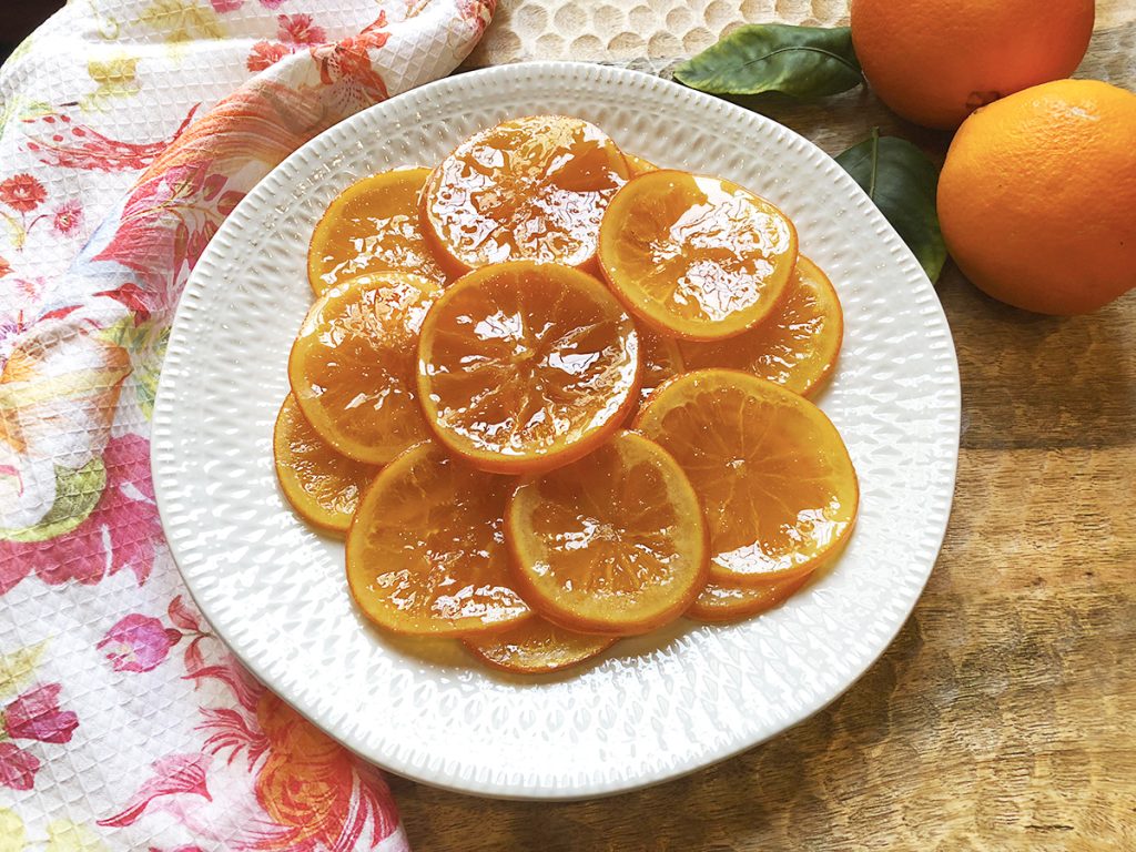 Cómo hacer naranjas confitadas casera para emplear en repostería aunque las naranjas confitadas se usan en cantidad de dulces