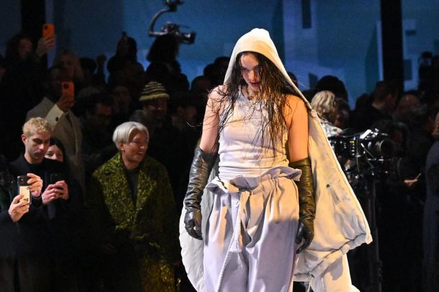 Rosalía conquista a Louis Vuitton en su desfile en París