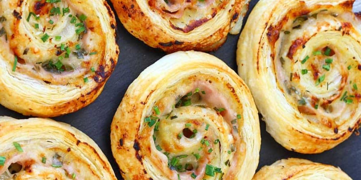 Deleitate Con Estos Deliciosos Rollitos De Hojaldre Con Jamón Y Queso