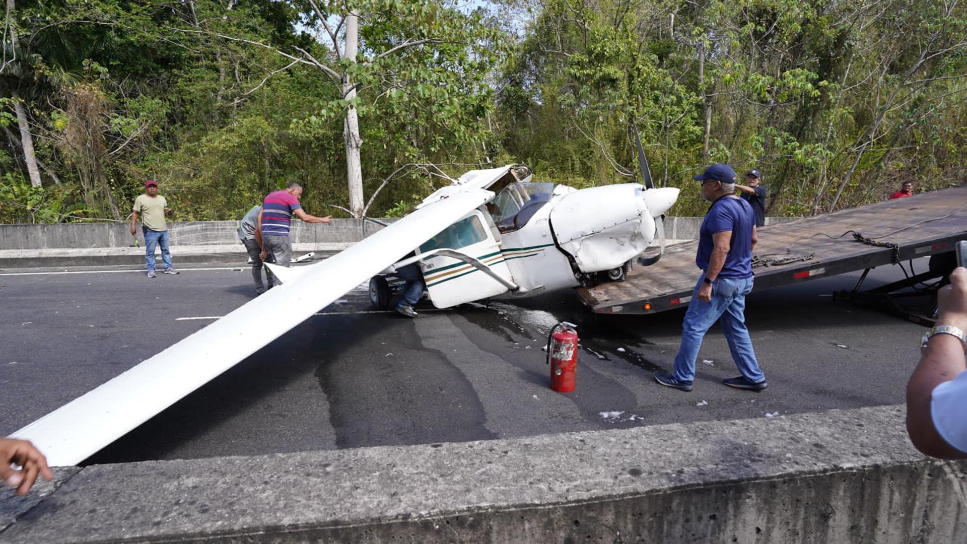 Una avioneta se estrella en avenida de Panamá sin víctimas