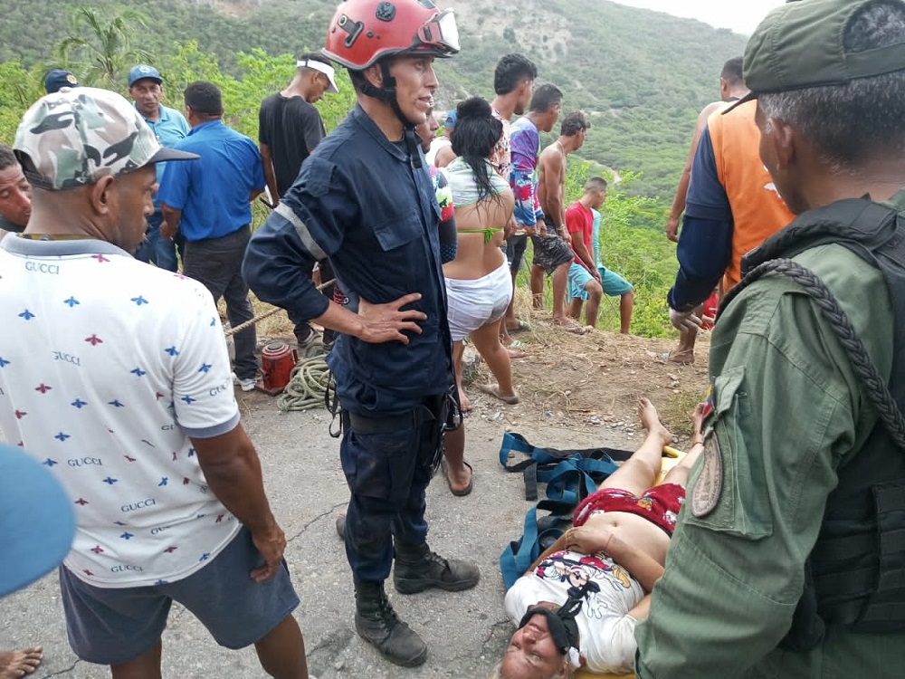 Cuatro Muertos Y 26 Heridos Al Caer Un Autobús Por Un Precipicio