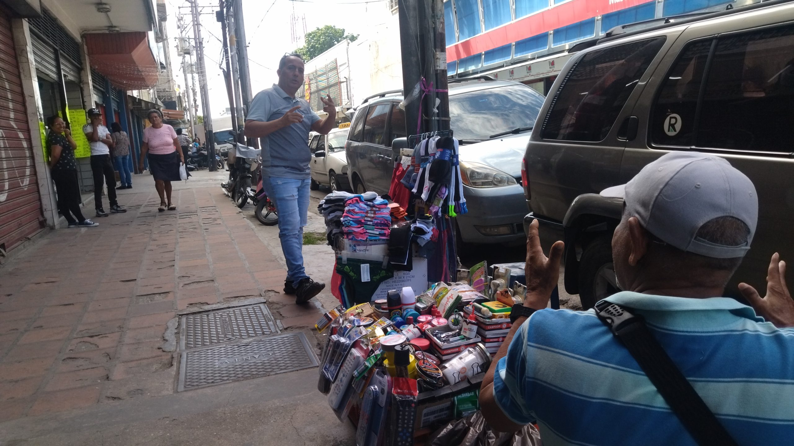 Comerciantes en Caracas apuestan por ofrecer los útiles escolares