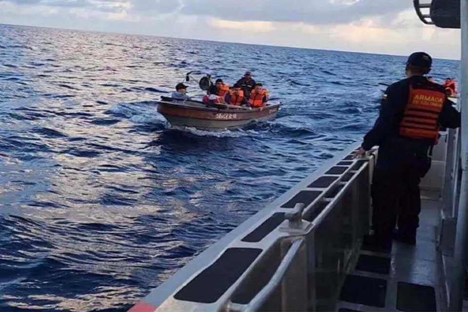 La Armada Colombiana Rescata En San Andrés A 17 Migrantes Iraníes ...