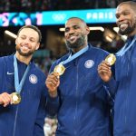 LeBron, Curry y Durant compartirán equipo All-Star Además, LeBron jugará de nuevo con Anthony Davis, que hace solo cinco días salió de los Lakers en el impactante traspaso que llevó a Luka Doncic de los Dallas Mavericks a la ciudad angelina.