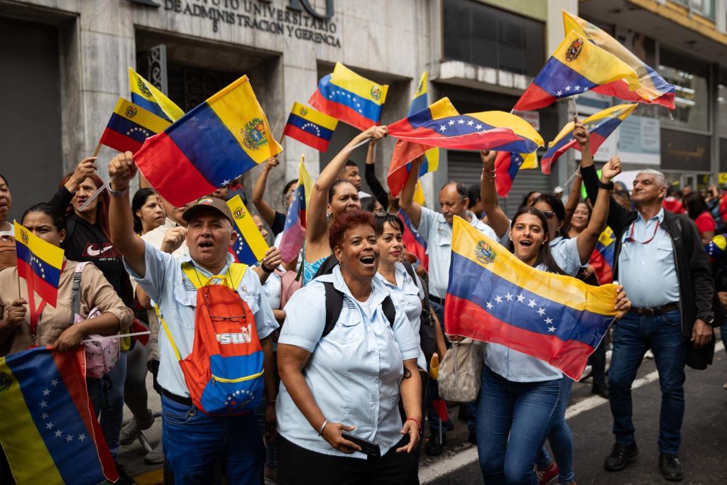 Recogen firmas en defensa de los migrantes venezolanos en EEUU