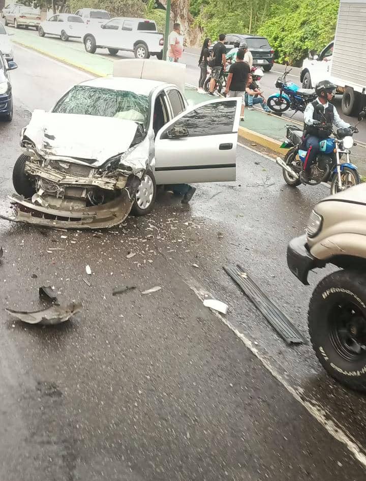 Colisión entre vehículos dejó un herido en Av. Maracay elsiglo.com.ve