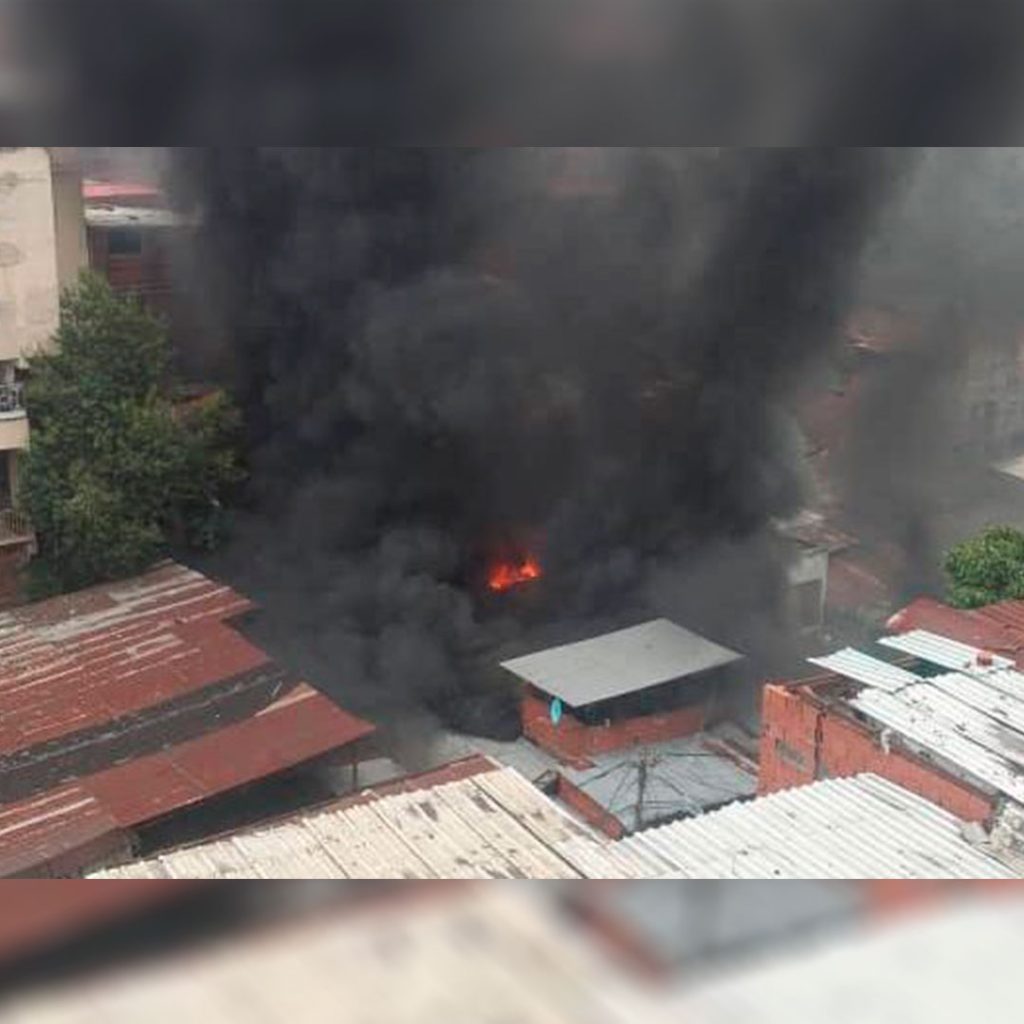 Incendio consumió taller mecánico en Petare elsiglo.com.ve