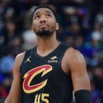 Los Cavaliers llegan a 60 victorias Cleveland es líder del Este con un balance de 60-15, mientras que Oklahoma está al frente del Oeste con un registro de 62-12. Los Cavaliers sólo habían llegado a 60 triunfos en dos temporadas en su historia, ambas con LeBron James: 2008-2009 (66-16) y 2009-2010 (61-21).