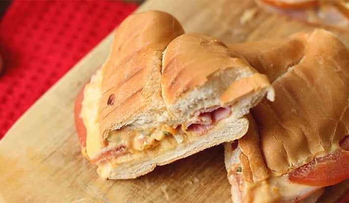 Sándwich Cremoso de Queso y Jamón Sándwich Cremoso de Queso y Jamón