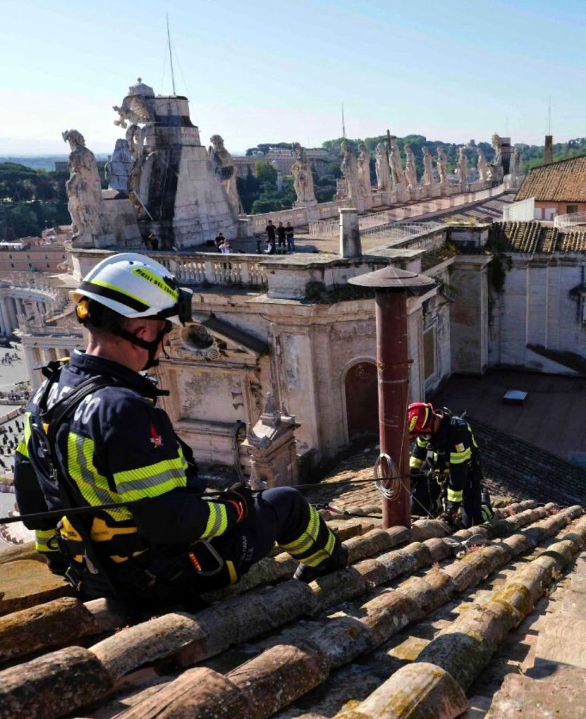 Instalada la chimenea para el cónclave en la Capilla Sixtina del Vaticano elsiglo.com.ve