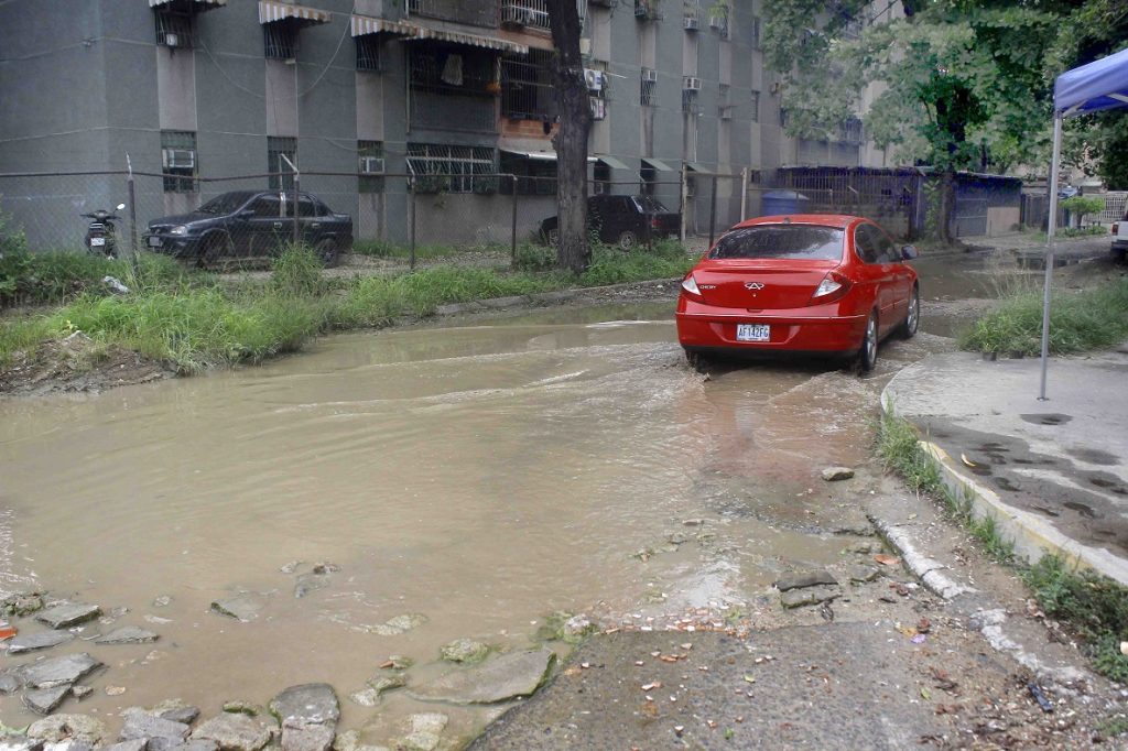 Vialidad del sector 6 en riesgo por deterioro y botes de agua elsiglo.com.ve