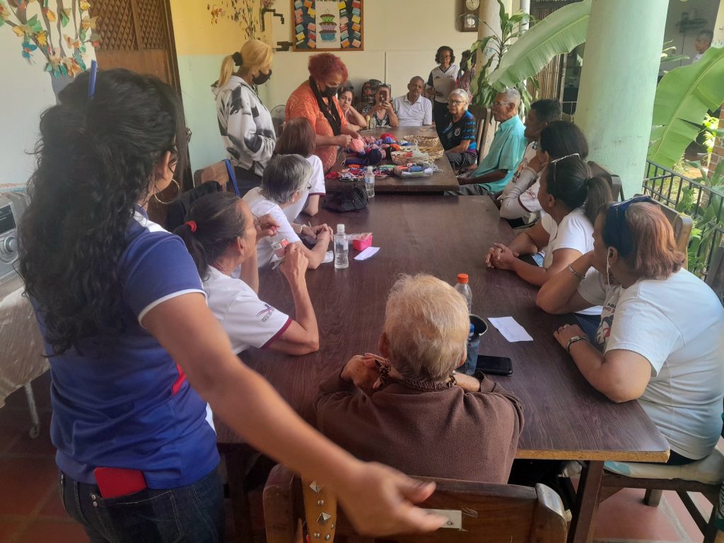 Dictaron taller de elaboración de collares en la Casa del Abuelo elsiglo.com.ve