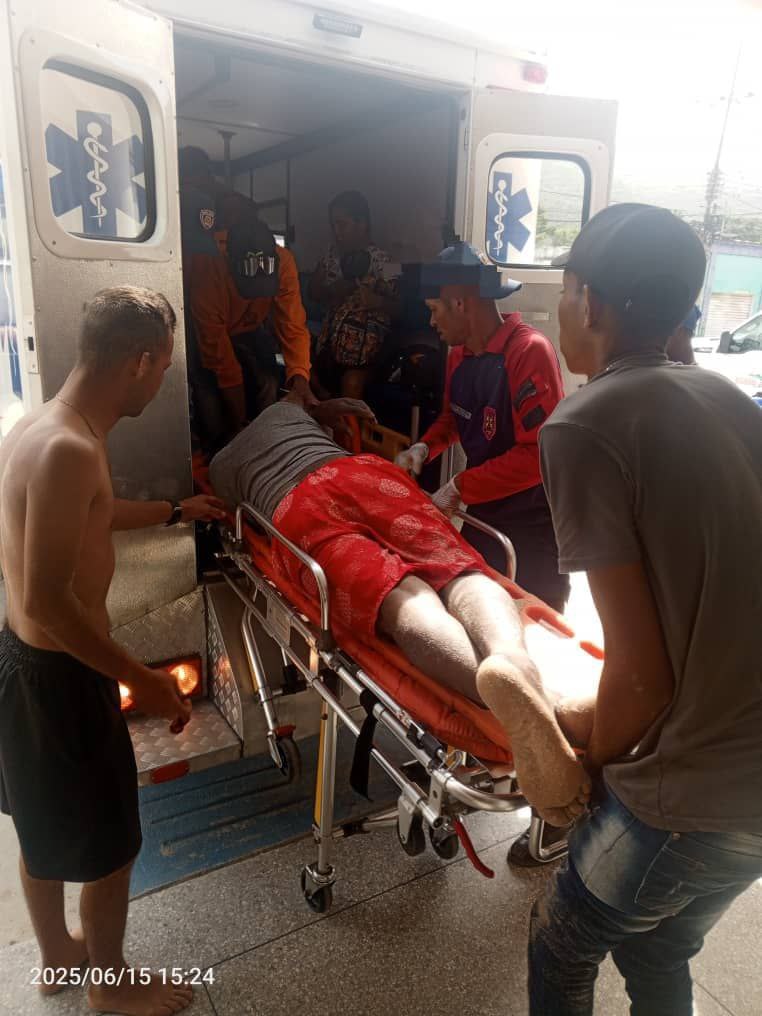 Bomberos rescataron a bañista en Bahía de Cata elsiglo.com.ve