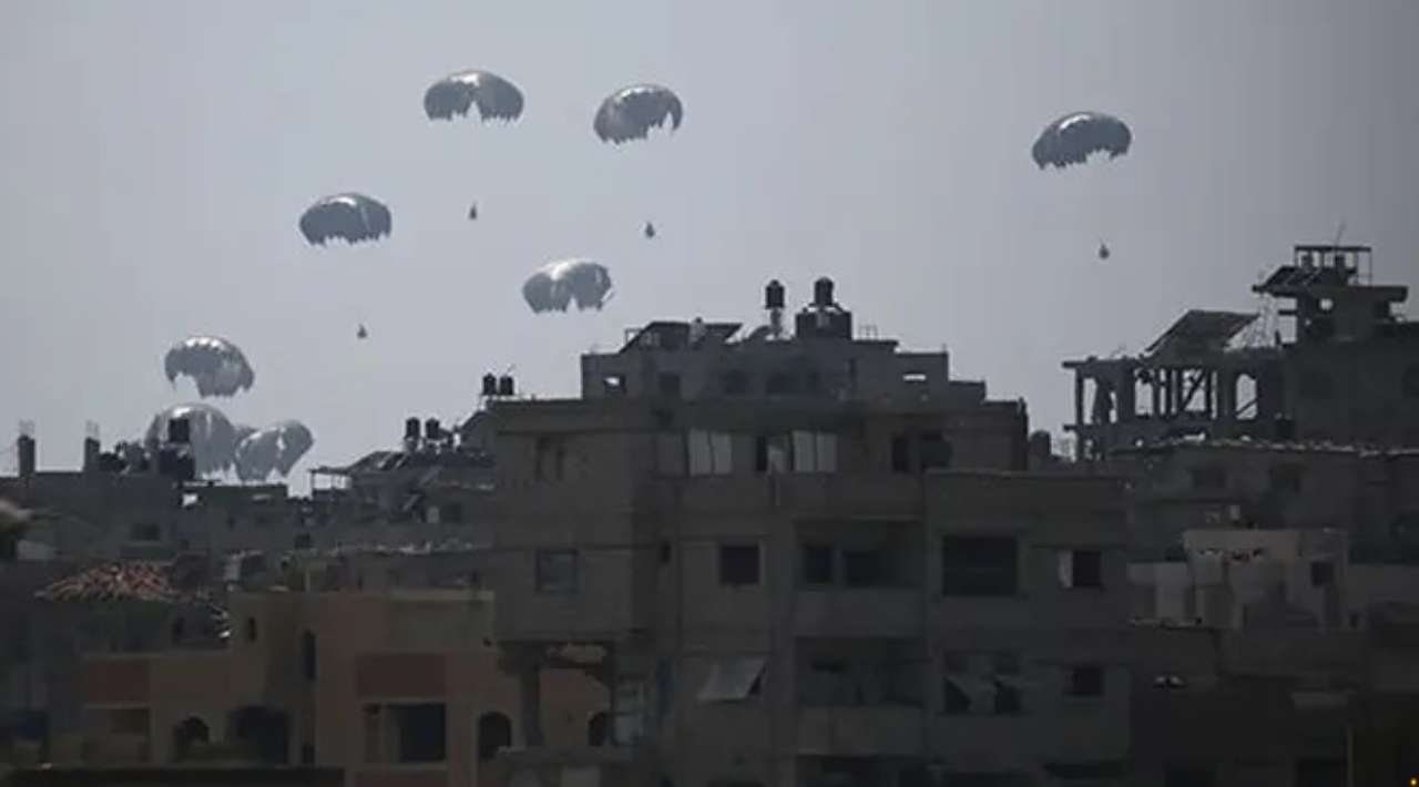 España envía en paracaídas a Gaza 12 toneladas de comida