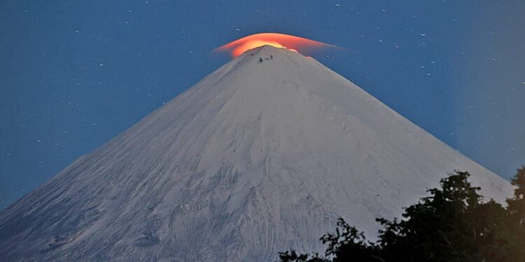 Volcán Klyuchevskoy, entró en erupción tras el potente terremoto en el Pacífico