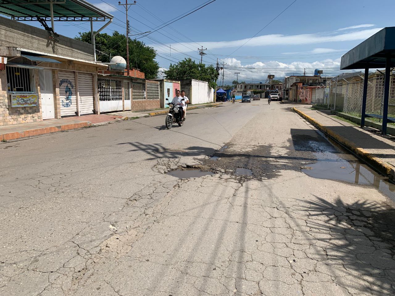 Calles y canchas bonitas desean los habitantes de Rafael Urdaneta