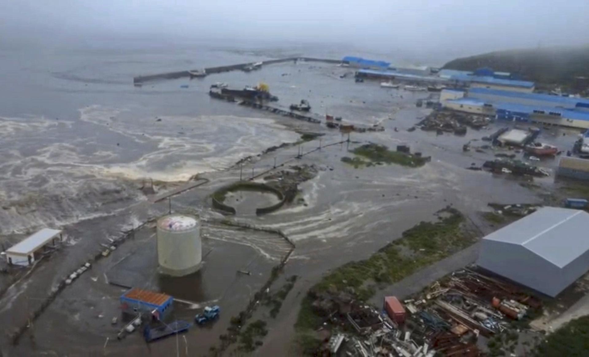 Tsunami golpeó la ciudad rusa de Severo-Kurilsk y dejó edificios sumergidos bajo el agua
