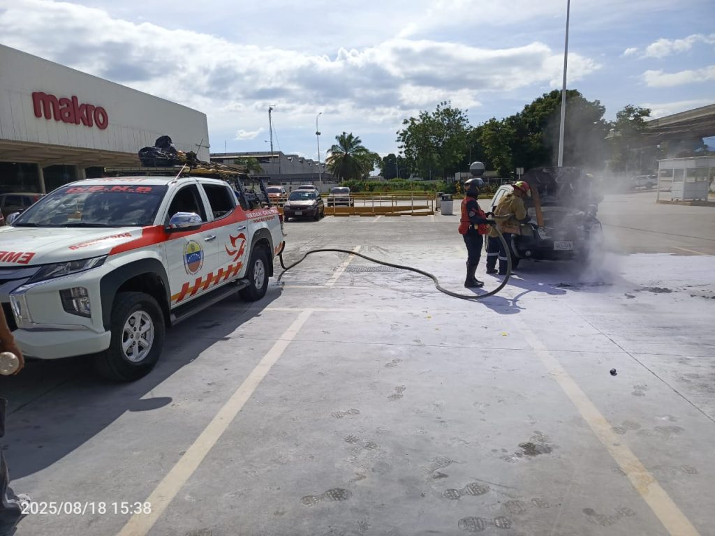 Vehículo se incendió en un estacionamiento elsiglo.com.ve