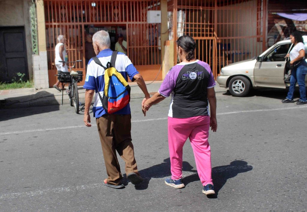 De dádivas viven los adultos mayores para llegar a fin de mes elsiglo.com.ve