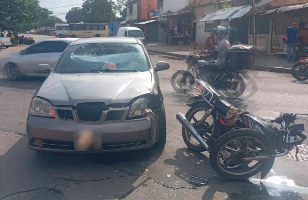 Aparatoso choque entre moto y carro dejó un herido elsiglo.com.ve