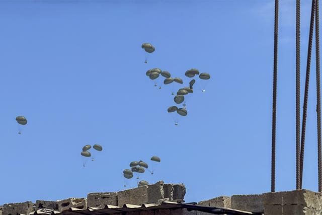 Alemania, España, Francia, Emiratos y Jordania lanzan ayuda desde el aire en Gaza
