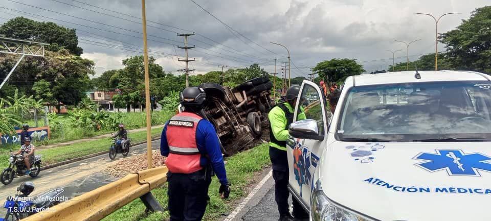 Volcó gandola cargada de aserrín en la Autopista Tocuyito elsiglo.com.ve
