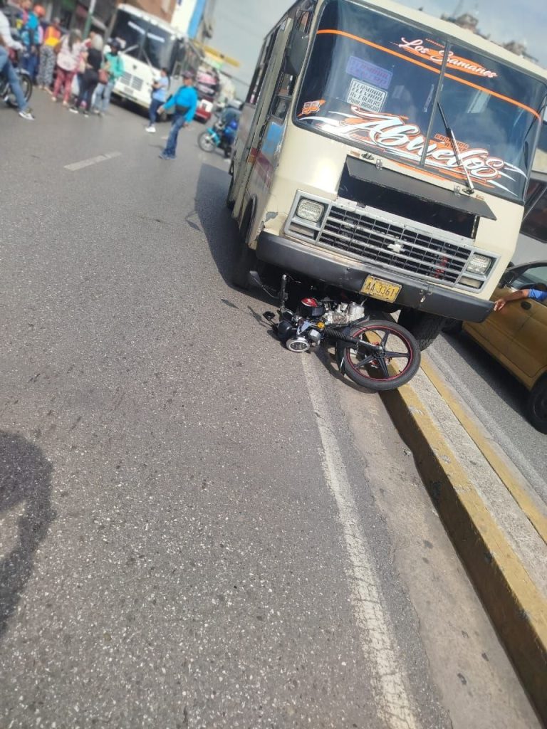 Motorizado resultó herido al ser arrollado por una camioneta elsiglo.com.ve