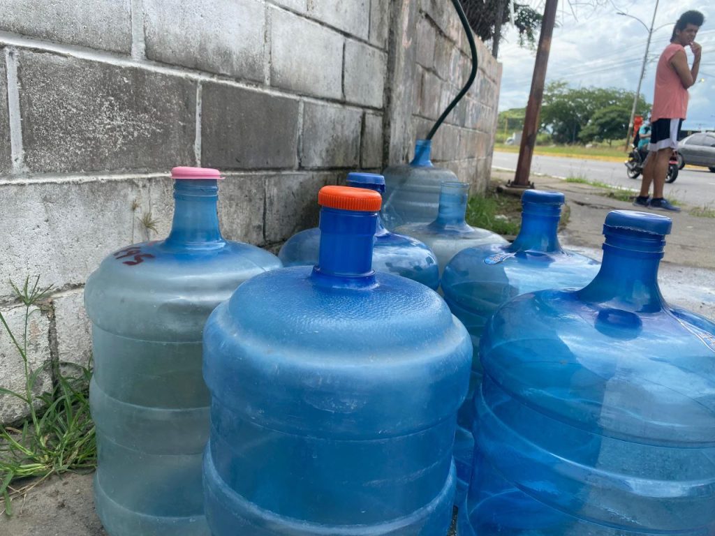 Vecinos deben recorrer largas distancias cargando botellones elsiglo.com.ve