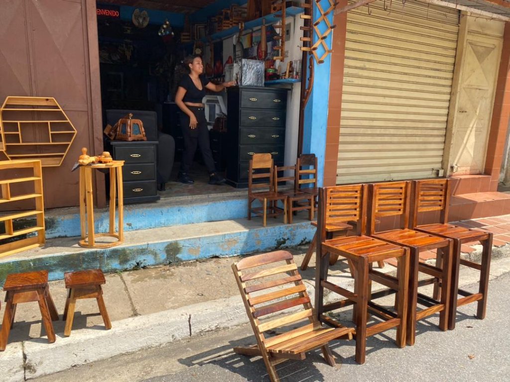 Artesanos mantienen viva la tradición del mueble con precios accesibles elsiglo.com.ve