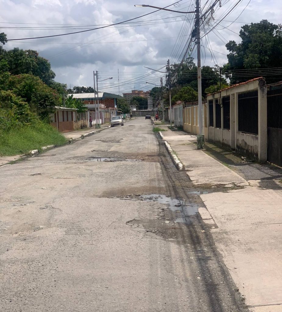 Calle principal de La Julia se convierte en una "laguna" cuando llueve elsiglo.com.ve