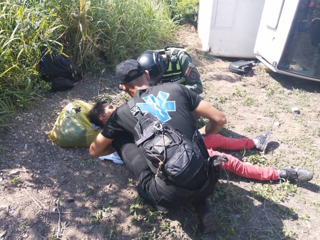 Herido ciudadano en vuelco de vehículo en la Autopista elsiglo.com.ve