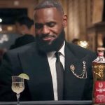 LeBron James recibe duras críticas por usar un truco publicitario para anunciar alcohol
