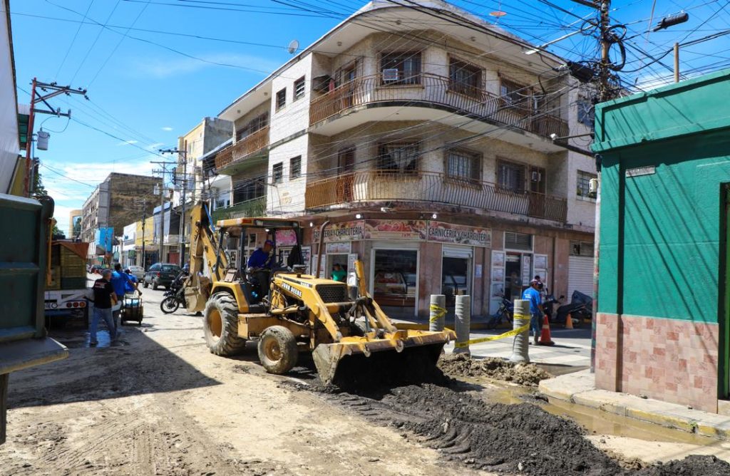 Sustituyen colectores de aguas servidas en calle Miranda elsiglo.com.ve