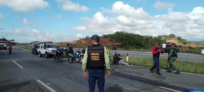 Una mujer muerta y otra herida en colisión entre moto y un camión elsiglo.com.ve