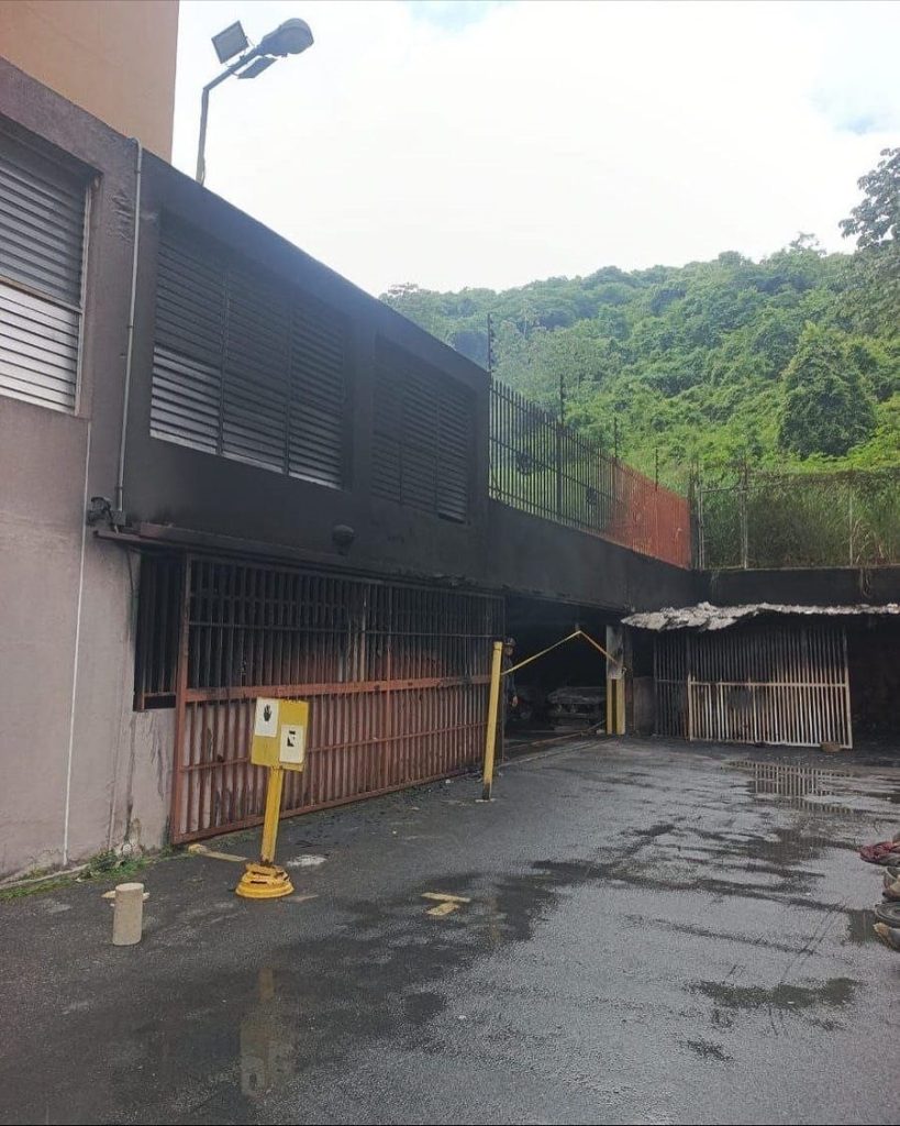 Voraz incendio destruyó 11 carros en Residencia Yuribi elsgilo.com.ve