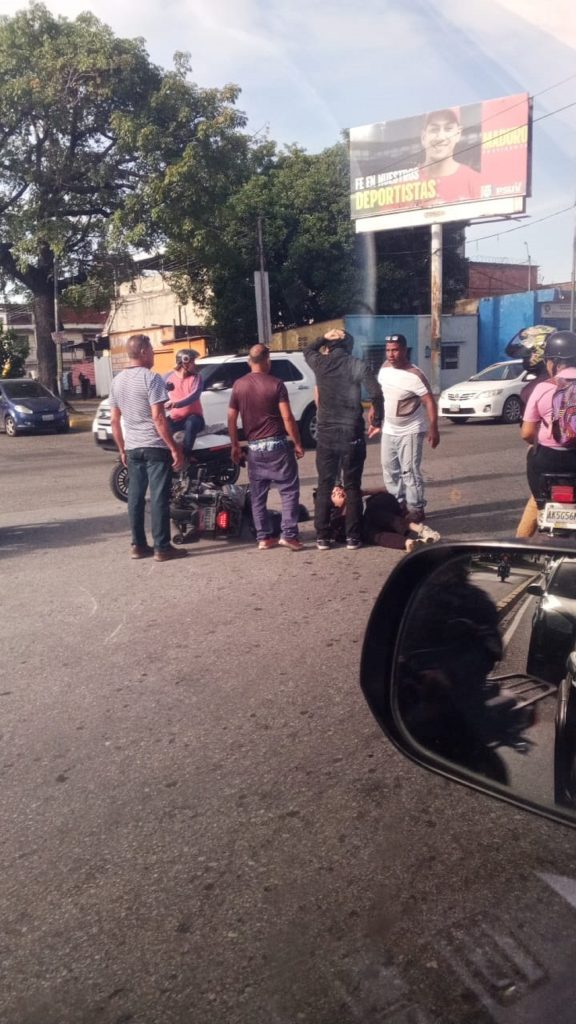 Imprudencia vial dejó motorizado herido en la avenida Constitución elsiglo.com.ve