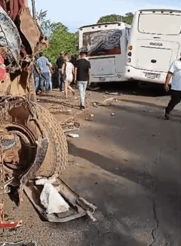 Colisión múltiple entre autobuses y camiones dejaron varios heridos elsiglo.com.ve