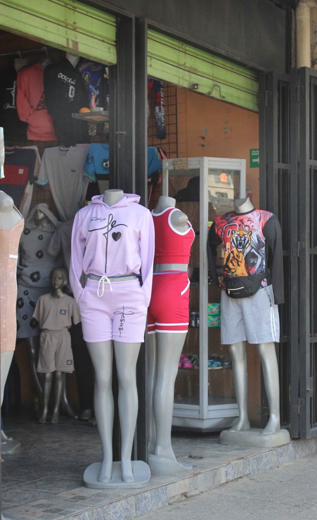 Vendedores de ropa en Mariara cifran sus esperanzas en diciembre elsiglo.com.ve