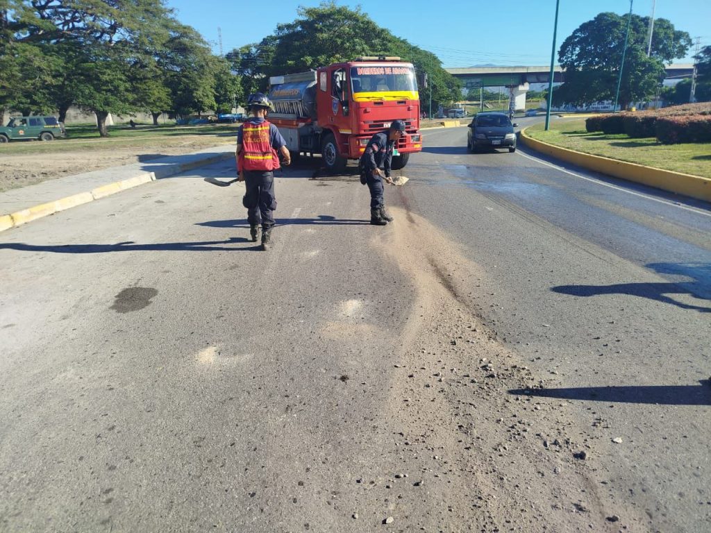 Bomberos controlaron derrame de combustible en la redoma de El Avión elsiglo.com.ve