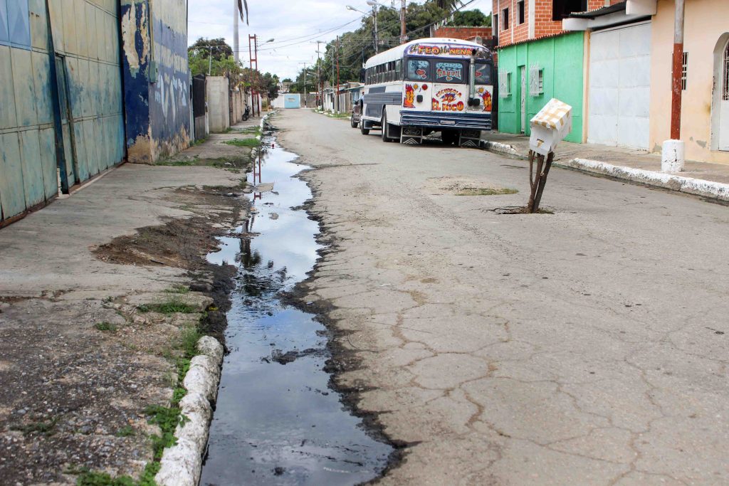 Colapso de aguas residuales en la calle Perú de La Pica elsiglo.com.ve
