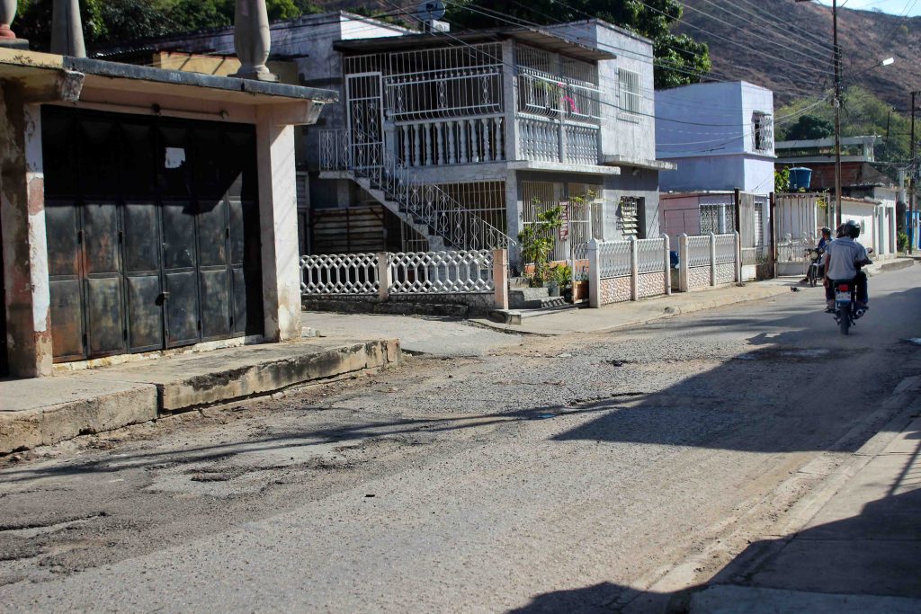 Persisten baches y grietas en la calle Ricaurte en Carabobo elsiglo.com.ve 