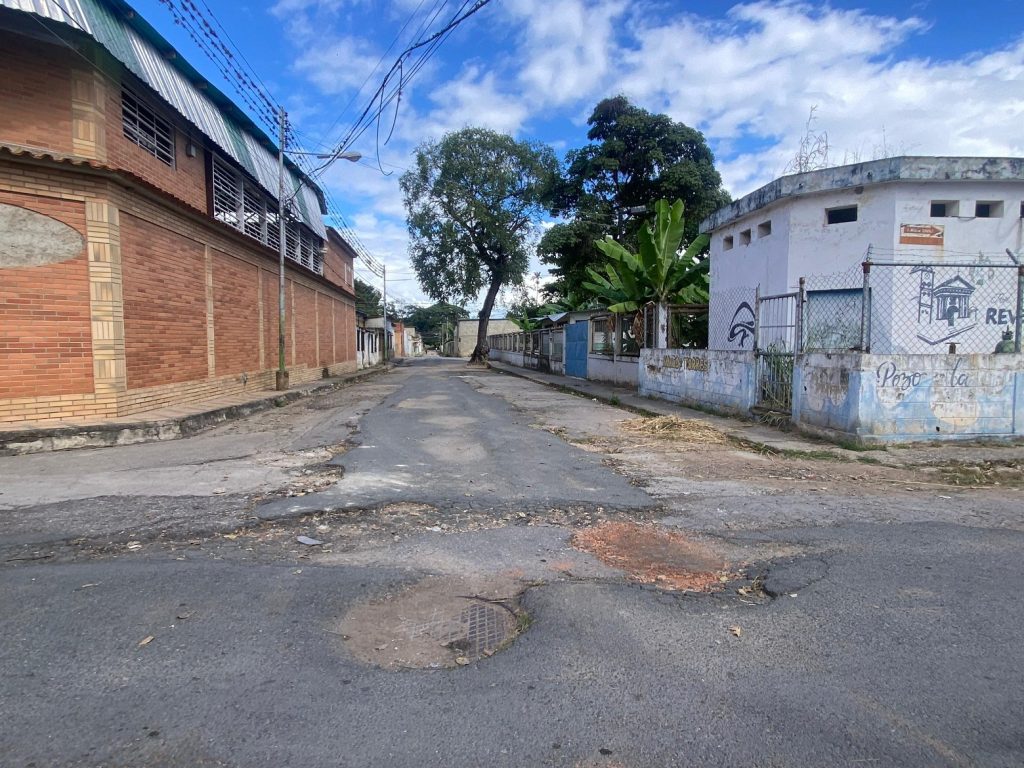 Habitantes de la calle Rivas Dávila exigen atención ante el deterioro de la vía elsiglo.com.ve
