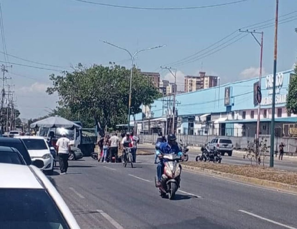 Motorizado sufrió caída en la Avenida Aragua elsiglo.com.ve